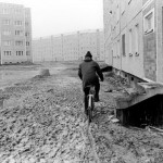 Rostock-Gro§ Klein. Ein neuer Stadteil in Plattenbauweise entstand in den 80er Jahren fr fast 20.000 Einwohner. Whrend die Bauerabeiter bereits weitergezogen sind, mussten die Bewohner noch mehrere Jahre in Matsch und mit Provisorien leben. Der "Erfolg" wurde nur in der Anzahl von gebauten Wohnungen abgerechnet.